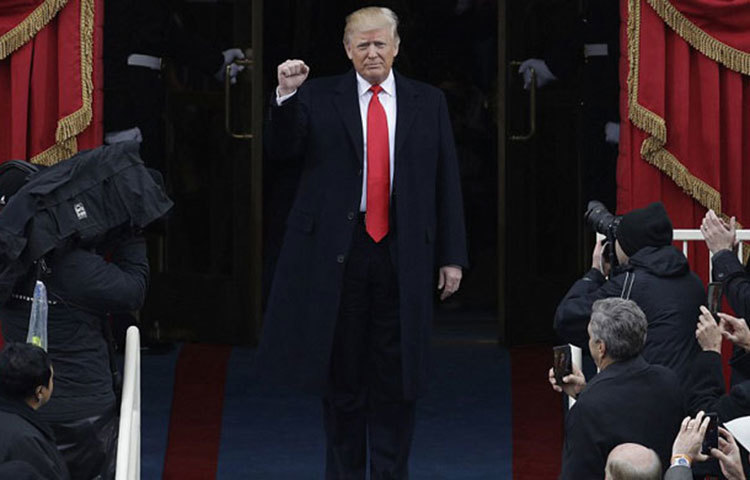 ট্রাম্পের শপথ অনুষ্ঠানকে ঘিরে ব্যাপক নিরাপত্তাব্যবস্থা গ্রহণ করা হয়েছে। ওয়াশিংটনকে রীতিমতো দুর্গে পরিণত করা হয়েছে। মোতায়েন রয়েছে বিভিন্ন নিরাপত্তা বাহিনীর হাজার হাজার সদস্য।