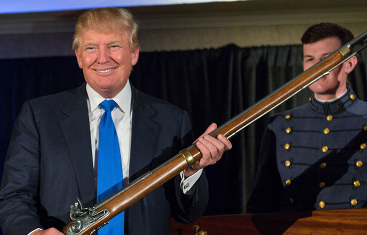 একগাদা বন্দুকের মালিক তিনি।