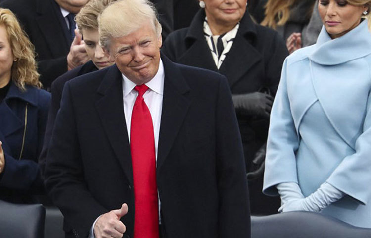 অভিষেক অনুষ্ঠানে হাস্যোজ্জ্বল ট্রাম্প।