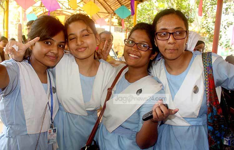 জীবনের এই স্মরণীয় মুহূর্তকে সেলফিবন্দি করে রাখছে ভিকারুননিসা নূন স্কুল অ্যান্ড কলেজের শিক্ষার্থীরা। ছবি : বিপ্লব দিক্ষিৎ