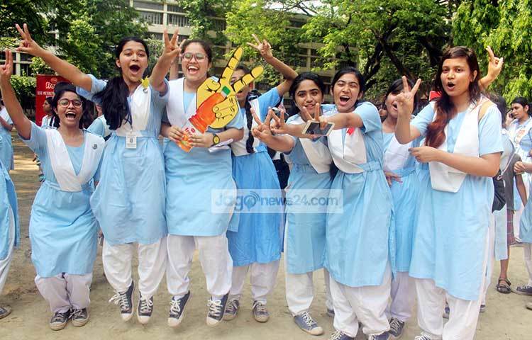 বিজয় চিহ্ন দেখিয়ে আনন্দ প্রকাশ করছে উচ্ছ্বসিত শিক্ষার্থীরা। ছবি : বিপ্লব দিক্ষিৎ