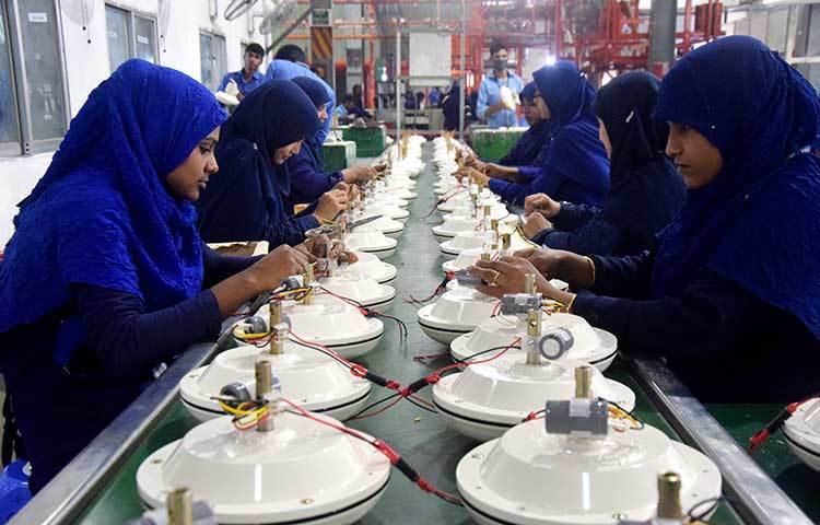 দেশরে অন্যতম বৃহৎ শিল্পগোষ্ঠী প্রাণ-আরএফএল গ্রুপের ভিশন ফ্যান কারখানায় ফ্যান তৈরি হচ্ছে। এটি দেশের অন্যতম বৃহৎ এ ফ্যান নির্মাণ কারখানা। ছবি : মাহবুব আলম