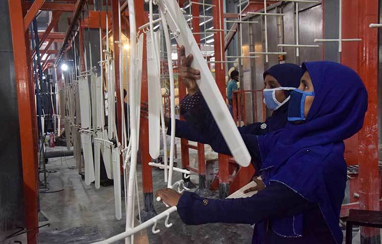 কারখানায় গিয়ে দেখা যায়, সেখানে আধুনিক কিউসি ল্যাব স্থাপন করা হয়েছে। উৎপাদনের প্রতিটি ধাপে স্বয়ংক্রিয় মেশিনে মান নিয়ন্ত্রণ করা হয়। ছবি : মাহবুব আলম