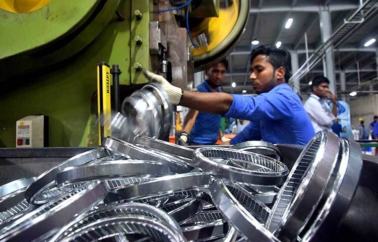 কারিগরি বিষয়ে ফ্যাক্টরির টেকনেশিয়ানরা জানান, ভিশন ফ্যানে রোবোটিক পদ্ধতিতে ডাই কাস্টিং করা হয়। এর ফলে ফ্যানের সঠিক পুরুত্ব থাকে ও কর্মীদের পরিশ্রমও কমে এসেছে। ছবি : মাহবুব আলম