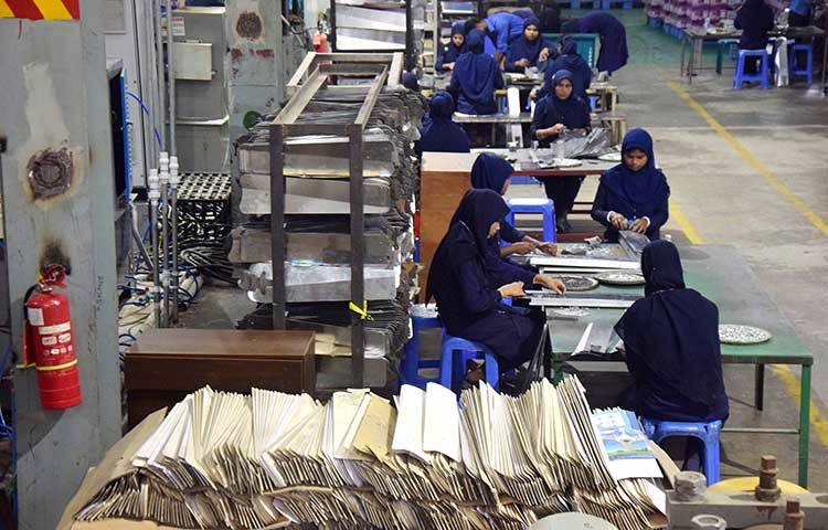 শ্রমিকদের অধিকাংশই নারী। তরুণ নারী শ্রমিকরা যেন আধুনিক মেশিনগুলোর সঙ্গে কথা বলছেন অহর্নিশ। ছবি : মাহবুব আলম