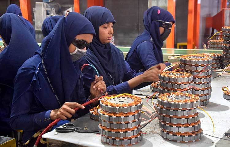 কর্মীদের কাজে অযত্ন নেই, নেই কোনো অবহেলা। কারখানার শ্রমিকবান্ধব পরিবেশই তাদের আপন করে তুলেছে। পরিশ্রম আর নিষ্ঠার মধ্য দিয়ে শ্রমিকরাও যোগ্যতার প্রমাণ রাখছেন সেখানে। ছবি : মাহবুব আলম