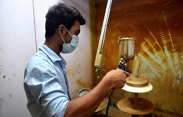 এ করাখানায় শুরুর দিকে দৈনিক মাত্র একশ-দেড়শ ফ্যান তৈরি করা হতো। দুই বছরেই আমূল পরিবর্তন আসে উৎপাদনে। এখন প্রতিদিন প্রায় দুই হাজার ফ্যান তৈরি হচ্ছে এ ফ্যাক্টরিতে। ছবি : মাহবুব আলম