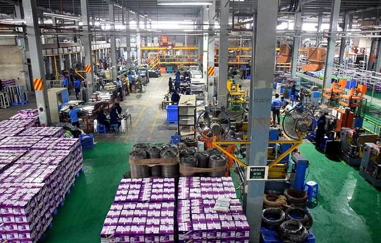 প্রতি মাসে গড়ে ৬০ হাজার ফ্যান তৈরি হচ্ছে এখানে। দুই শিফটে প্রতিদিন মোট ৬০০ শ্রমিক কাজ করছেন, যাদের ৬০ শতাংশই নারী। ছবি : মাহবুব আলম