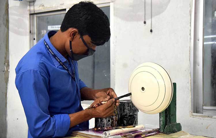 ফ্যানে রং লাগানোর কাজে ব্যস্ত এক কর্মী। এ বছর দুই লাখ ৪০ হাজার ফ্যান বাজারজাত করার লক্ষ্য নেয়া হয়েছে, যা গতবারের (২০১৬) চেয়ে এক লাখ ১০ হাজার বেশি। ছবি : মাহবুব আলম