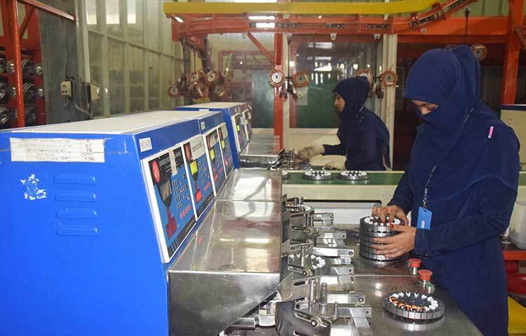 সম্পূর্ণ স্বয়ংক্রিয়ভাবে তৈরি হয় ভিশন ফ্যানের প্রতিটি পার্টস, বিশুদ্ধ কাঁচামাল দিয়ে তৈরির ফলে এর প্রতিটি অংশ অত্যন্ত মজবুত। বিশুদ্ধ অ্যালুমিনিয়াম ইনগট নিশ্চিত করে দীর্ঘ স্থায়িত্বও নিশ্চিত করা হয়। ছবি : মাহবুব আলম