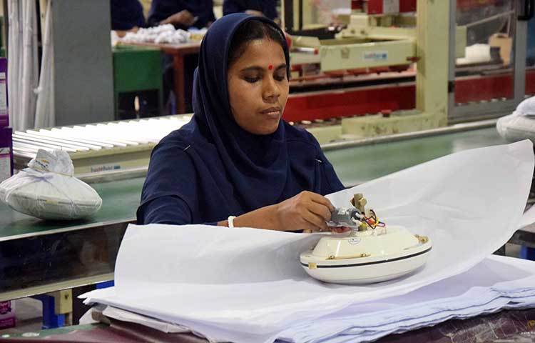 সিলিং ফ্যানের দাম দুই হাজার ৫৫০ থেকে তিন হাজার ২৫০ টাকা। ভিশন ফ্যানের ডিলার ও আরএফএল-এর বিভিন্ন আউটলেট-বেস্টবাই, ভিশন ইম্পোরিয়াম ও ইজি বিল্ড-এর মাধ্যমে দেশের সর্বত্র এ পণ্য বাজারজাত করা হয়। ছবি : মাহবুব আলম