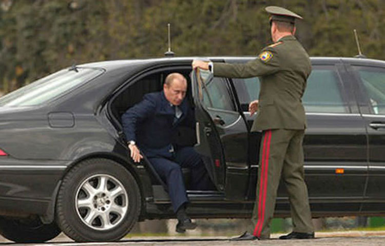 ভ্লাদিমির পুতিন : ভ্লাদিমির পুতিন লেনিনগ্রাদে জন্মগ্রহণকারী রুশ প্রজাতন্ত্র বা রাশিয়ার প্রেসিডেন্ট। বিশ্বের অন্যতম ক্ষমতাবান ব্যক্তিটি ব্যবহার করেন মার্সিডিজ বেঞ্জ, এস ক্লাস পুলম্যান গার্ড গাড়িটি।