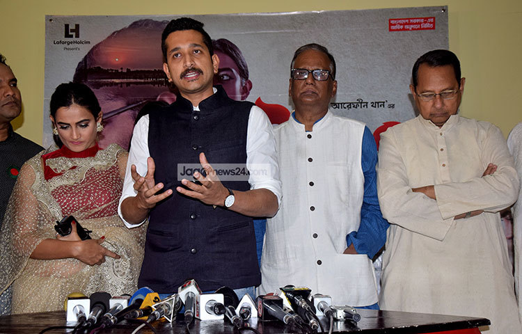 বুধবার (১ মার্চ) সন্ধ্যায় বসুন্ধরা সিটির স্টার সিনেপ্লেক্সে ছবিটির উদ্বোধনী প্রদর্শনী শেষে আমন্ত্রিত অতিথিদের প্রশংসায় ভাসলেন ছবির অভিনয়শিল্পী ও সংশ্লিষ্টরা। অনুষ্ঠানে বক্তব্য রাখছেন পরমব্রত। ছবি : মাহবুব আলম