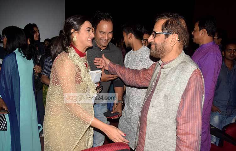 উদ্বোধনী প্রদর্শনীর সময় সংস্কৃতিমন্ত্রী আসাদুজ্জামান নূরের সঙ্গে কথা বলছেন অর্পণা। ছবি : মাহবুব আলম