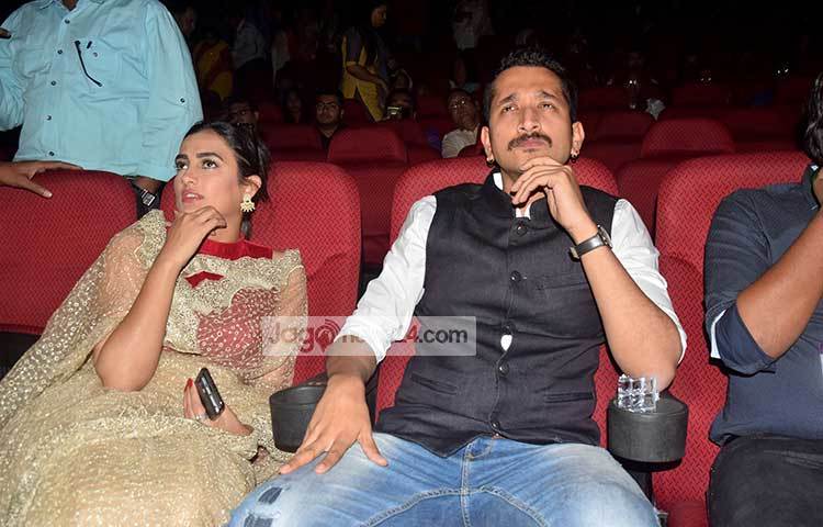 উদ্বোধনী প্রদর্শনীতে নিজেদের অভিনয় তন্ময় হয়ে দেখছেন অপর্ণা-পরমব্রত। ছবি : মাহবুব আলম