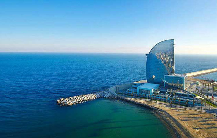 ডাব্লিউ বার্সেলোনা : পৃথিবীর বিভিন্ন প্রান্তের ভ্রমণ পিপাসুরা স্পেনের বার্সেলোনার এই অপরূপ সৌন্দর্য ঘেরা দ্বীপটি দেখতে আসেন।