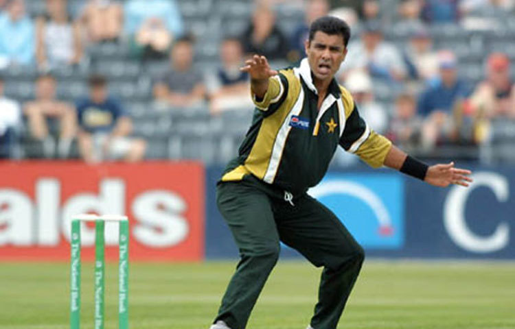 ওয়াকার ইউনুস : পাকিস্তানের অন্যতম সেরা পেসারও নাম করেছেন ব্রায়ান চার্লস লারারই। তার মতে, &lsquo;লারাকেই বল করা সবচেয়ে কষ্টকর ছিল। ওই আমার বিরুদ্ধে সবচেয়ে সফল ভাবে রান করত।&rsquo;