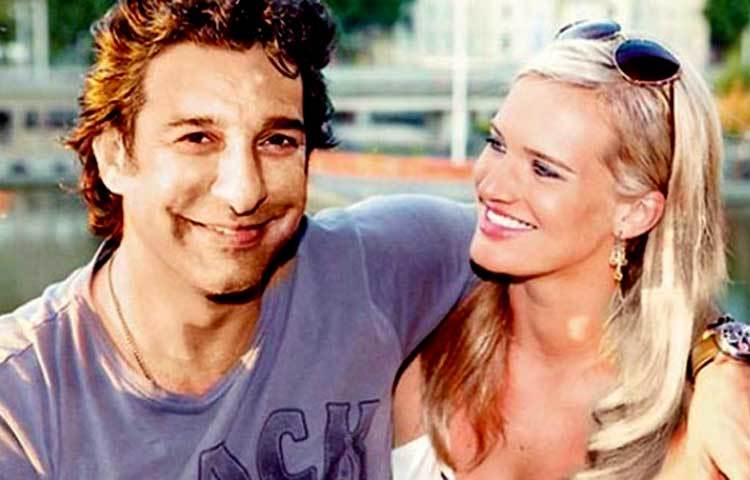 ওয়াসিম আকরাম ও শানিয়েরা : প্রথম স্ত্রী হুমা মুফতির মৃত্যুর পর ২০১৩ সালে অস্ট্রেলীয় গার্লফ্রেন্ড শনিয়েরা থম্পসনকে বিয়ে করেন ওয়াসিম আকাম। ২০১১ সালে অস্ট্রেলিয়া সফরের সময় মেলবোর্নে তাদের দু&rsquo;জনের সাক্ষাৎ হয়।