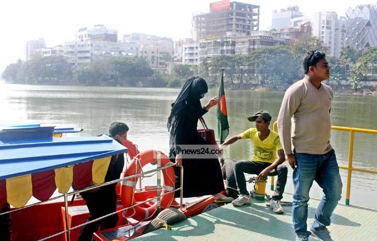 এদিকে আগামী বছরের মার্চে আরও ৮টি &lsquo;ওয়াটার ট্যাক্সি&rsquo; চালুর ঘোষণা দিয়েছে পরিচালনাকারী প্রতিষ্ঠান ওয়াহিদ এন্টারপ্রাইজ। এর মধ্যে দুটি অত্যাধুনিক শীতাতপ নিয়ন্ত্রিত ট্যাক্সিও থাকবে। ছবি : বিপ্লব দিক্ষিৎ
