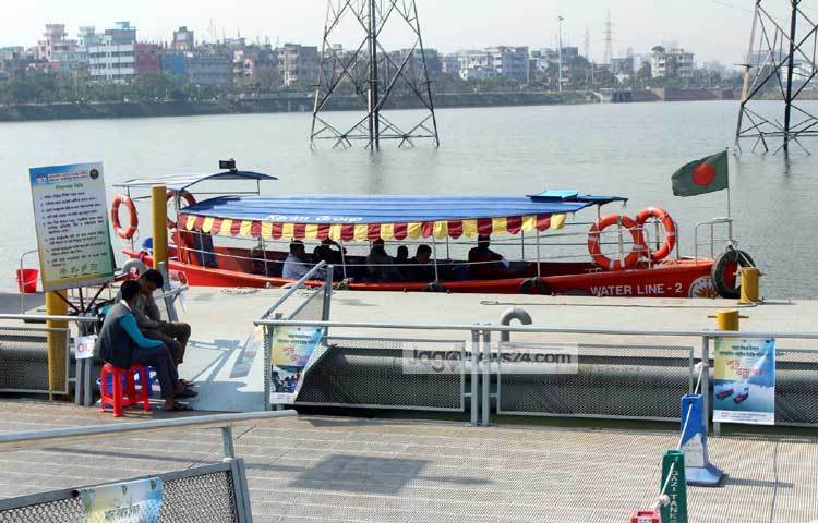 ১৫ মিনিট পরপর ট্যাক্সি ছেড়ে যাবে। পরবর্তীতে যাত্রীর ওপর নির্ভর করে ট্রিপের সময় কমানো হতে পারে। প্রতি ট্যাক্সিতে ৩০ জন যাত্রী উঠতে পারবেন। ছবি : বিপ্লব দিক্ষিৎ