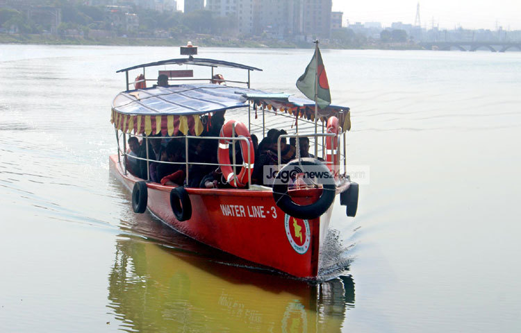 রাজধানীবাসীর কাছে দিনে দিনে ওয়াটার ট্যাক্সি জনপ্রিয় হয়ে উঠছে। ছবি : বিপ্লব দিক্ষিৎ
