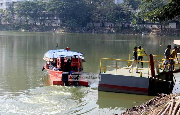 যাত্রী নিয়ে গন্তব্যের দিকে ওয়াটার ট্যাক্সি। ছবি : বিপ্লব দিক্ষিৎ