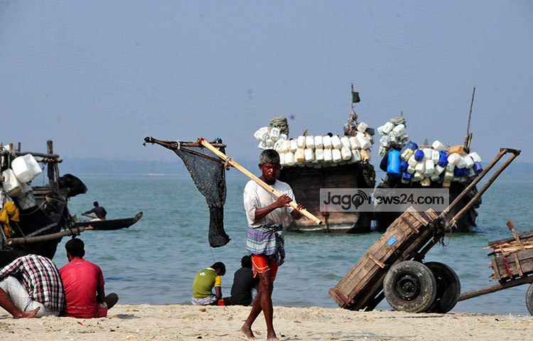 সাগরের পানিতে মাছ ধরে এবং মাছ বিক্রি করে জীবন চলে এসব জেলেদের। ছবি : বিপ্লব দিক্ষিৎ