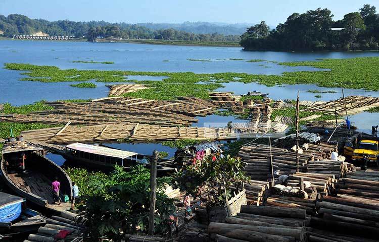 নৌকা ও বাঁশের ভেলায় এসব মানুষের জীবন আবর্তিত। সকাল-সন্ধ্যা এসব মানুষের ব্যস্ত সময় কাটে। ছবি : বিপ্লব দিক্ষিৎ