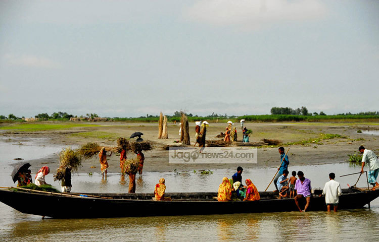 নদী জীবন। নদীর পাড়ের মানুষের পানির সঙ্গে এমন নিবিড় সম্পর্ক দেখলে সত্যিই চোখ জুড়িয়ে যায়। ছবি : বিপ্লব দিক্ষিৎ