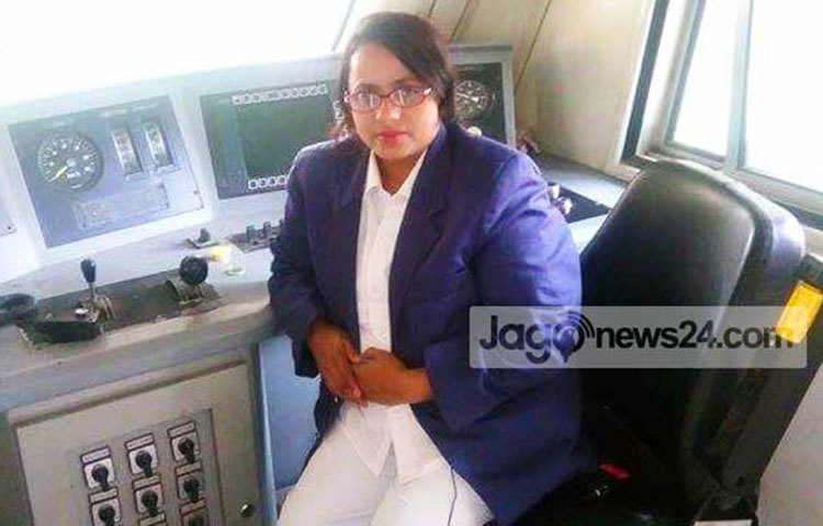 ছালমা খাতুন : দেশের&nbsp; প্রথম নারী ট্রেনচালক তিনি। প্রচলিত পেশার বাইরে ছালমা খাতুন নিজের ইচ্ছাতেই ট্রেনচালক হিসেবে কাজ শুরু করেন। ছবি : বিপ্লব দিক্ষিৎ