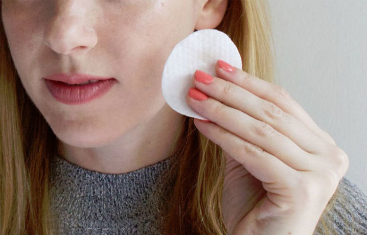 এক্সফোলিয়েট : তৈলাক্ত ত্বকে ব্ল্যাকহেডস, হোয়াইট হেডসের সমস্যা থাকে। শীতকালে যা প্রকটভাবে মুখে ফুটে ওঠে। তাই এই সময় নিয়মিত ত্বক পরিষ্কার ও এক্সফোলিয়েট করা প্রয়োজন।