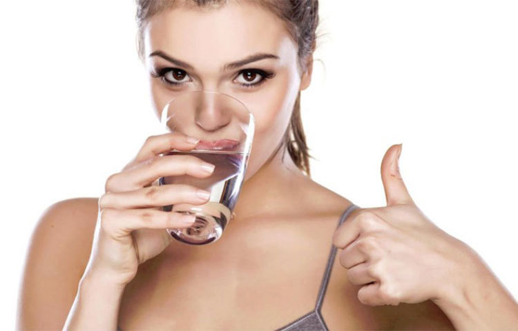 অয়েল ফ্রি মেকআপ : যদি আপনার ত্বক তৈলাক্ত হয় তাহলে শীতকালে অয়েল ফ্রি মেকআপ ব্যবহার করুন। আবহাওয়া শুষ্ক বলে অয়েল বেসড মেকআপ ব্যবহার করতে যাবেন না। এতে ধুলো, ময়লা ত্বকে বসে গিয়ে ত্বকের ক্ষতি হবে। ওয়াটার বেসড মেকআপ ব্যবহার করুন।