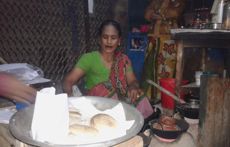 নগরজীবনেও শীতল হাওয়া ও কুয়াশা মিলে শীতের আমেজ সৃষ্টি হয়েছে। আর এই আমেজকে ভিন্ন মাত্রা দিয়েছে শীতের পিঠা। শিতের পিঠা তৈরিতে ব্যস্ত এ পিঠা বিক্রেতা।