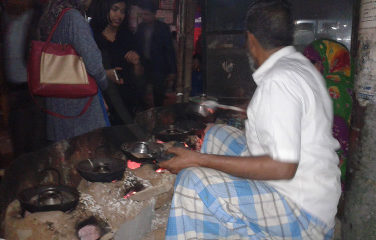 শিতের পিঠা খেতে সবাই লাইন ধরে দাঁড়িয়েছেন। ক্রেতাদের ভালো সমাগম হওয়ায় খুশি পিঠা বিক্রেতা।