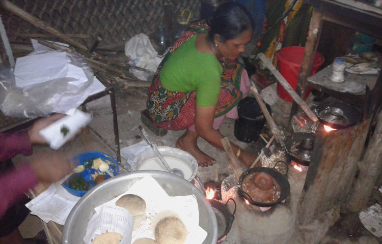 ফুটপাতের এসব দোকানে ভাপা পিঠা, চিতই পিঠা, পাটিসাপটা পিঠা বেশি পাওয়া যায়।