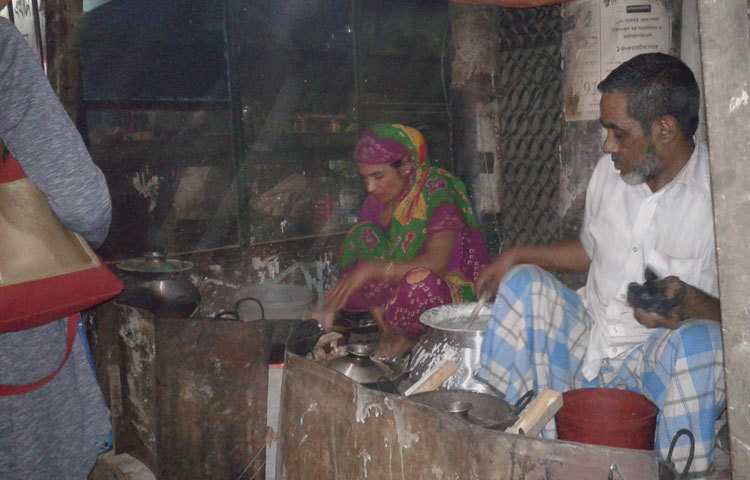 শীতকে কেন্দ্র করে রাজধানীর বিভিন্ন এলাকায় বসেছে ভ্রাম্যমাণ পিঠার দোকান। মহাখালীর ব্র্যাক ইউনিভার্সিটির সামনে পিঠা বিক্রি করেন আনোয়ারা বেগম। তিনি বিক্রি করেন ভাপা ও চিতই পিঠা।