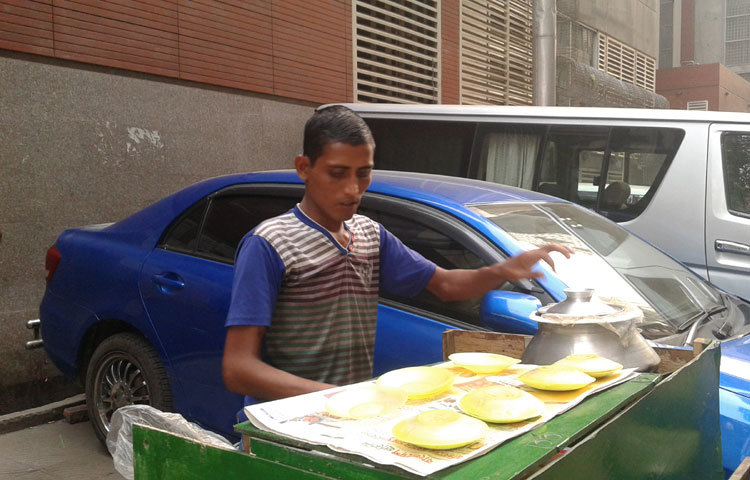 ধানমন্ডির পিঠা বিক্রেতা ইমন জানালেন, তিনি শীতের সময় শুধু পিঠা বিক্রি করেন। শীত চলে গেলে অন্য কাজ করেন। কারণ হিসেবে জানালেন, শীতের সময় পিঠা বিক্রিতে বেশি লাভ হয়।