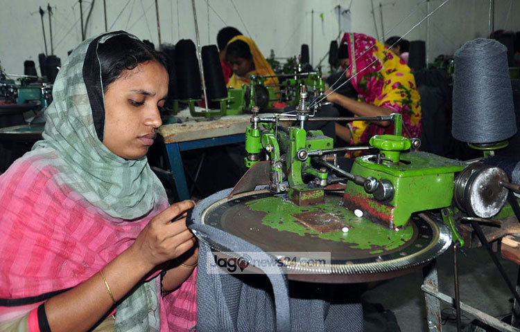 আমাদের দেশের অর্থনীতির অন্যতম খাত হচ্ছে গার্মেন্টস শিল্প। এই শিল্পের সিংহভাগই হচ্ছে নারী। শ্রমজীবী এই নারীদের দেখলে গর্বে বুক ভরে যায়। ছবি : বিপ্লব দিক্ষিৎ