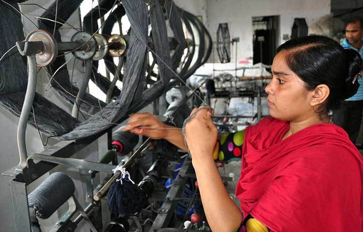 দেশের গার্মেন্টস শিল্পের মূল চালিকা শক্তি প্রায় ৮০ শতাংশই নারী শ্রমিক। নারী সৃজনশীলতার প্রতীক। ছবি : বিপ্লব দিক্ষিৎ