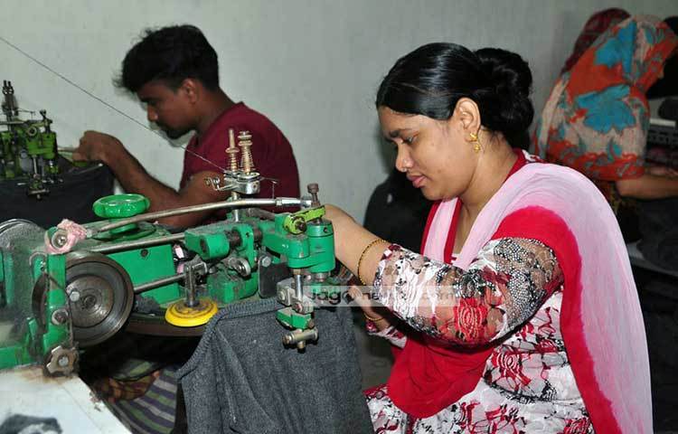 নিজের কাজে আত্মনিমগ্ন আছেন এই নারী পোশাক কর্মী। ছবি : বিপ্লব দিক্ষিৎ