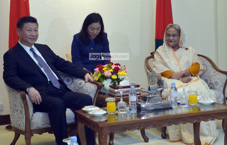 চীনা প্রেসিডেন্ট শি জিনপিং ২২ ঘণ্টার এক সফরে শুক্রবার (১৪ অক্টোবর) ঢাকায় পা রাখেন। প্রধানমন্ত্রী শেখ হাসিনার সঙ্গে একান্ত বৈঠকে বসেছেন চীনা প্রেসিডেন্ট। ছবি : বিপ্লব দিক্ষিৎ