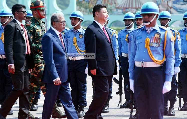 বাংলাদেশের প্রেসিডেন্ট মো. আবদুল হামিদ ও চীনা প্রেসিডেন্ট শি জিনপিং গার্ড অব অনার পরিদর্শন করছেন। ছবি : বিপ্লব দিক্ষিৎ