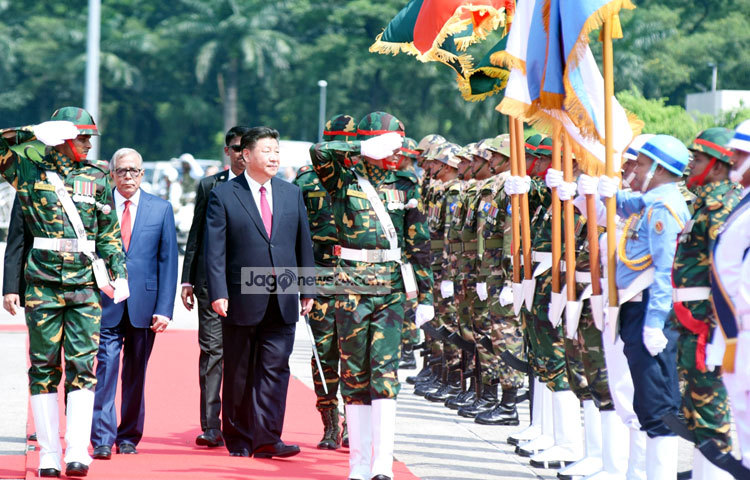 বিমানবন্দরে চীনা প্রেসিডেন্টকে স্বাগত জানান রাষ্ট্রপতি মো. আবদুল হামিদ। পরে তাকে গার্ড অব অনার প্রদান করে সামরিক বাহিনীর সুসজ্জিত একটি দল। ছবি : বিপ্লব দিক্ষিৎ