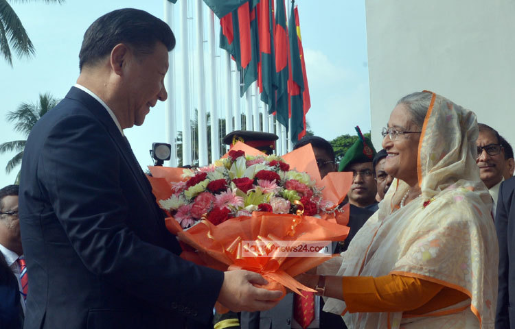 প্রধানমন্ত্রীর কার্যালয়ে চীনা প্রেসিডেন্ট শি জিনপিংকে ফুলেল শুভেচ্ছা জানান প্রধানমন্ত্রী শেখ হাসিনা। ছবি : বিপ্লব দিক্ষিৎ
