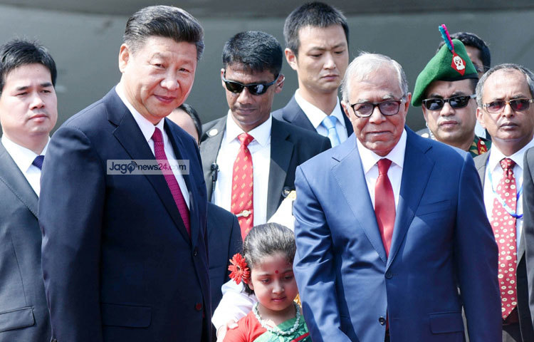 চীনা প্রেসিডেন্ট শি জিনপিং বিমান থেকে অবতরণ করার পরে একটি শিশু তাকে ফুল দিয়ে স্বাগত জানান। ছবি : বিপ্লব দিক্ষিৎ