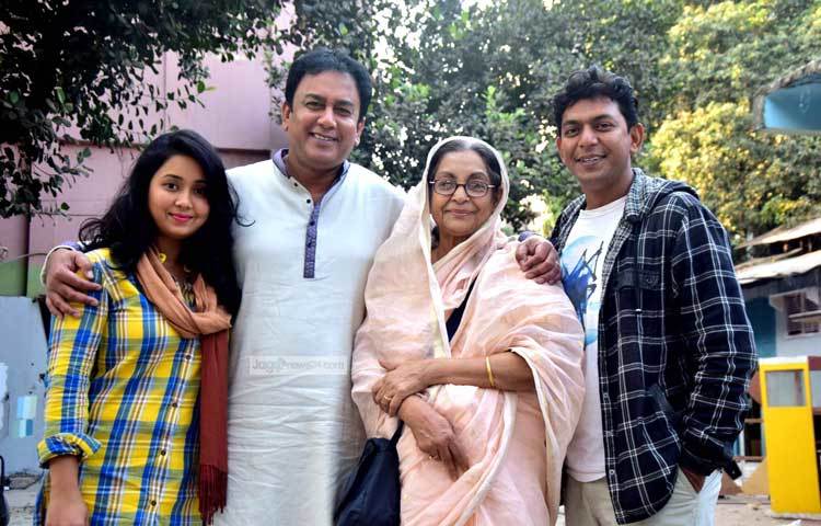 এর আগে ভিশন ইলেকট্রনিক্স পণ্যের ব্র্যান্ড অ্যাম্বাসেডর জনপ্রিয় অভিনেতা জাহিদ হাসান। এরই মধ্যে তিনি এ পণ্যের বেশকিছু বিজ্ঞাপনে অংশ নিয়েছেন। এবার আরো তিন তারকার সঙ্গে ভিশন ফ্যানের মডেলিং করেছেন। ছবি : মাহবুব আলম