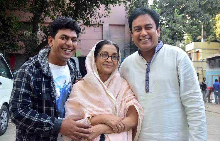 পরিচালক রনি জাগো নিউজকে জানান, &lsquo;চারজন তারকাকে নিয়ে বিজ্ঞাপনটি নির্মিত হচ্ছে। একটি পারিবারিক গল্পে নির্মিত হচ্ছে এটি।&rsquo; ছবি : মাহবুব আলম
