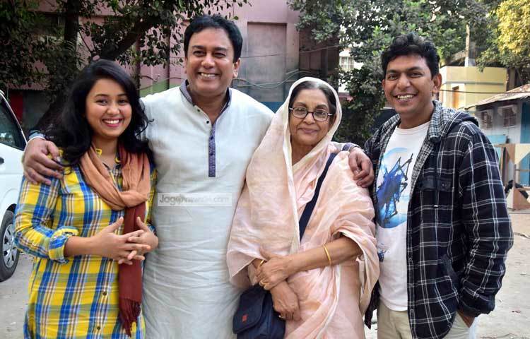 এ বিজ্ঞাপনে দিলারা জামানের ছেলের চরিত্রে কাজ করছেন জাহিদ হাসান। আর তাদের বাসার ভাড়াটিয়া হিসেবে দেখা যাবে মনপুরা খ্যাত জুটি চঞ্চল-মিলিকে। তারা স্বামী-স্ত্রীর চরিত্রে হাজির হবেন। ছবি : মাহবুব আলম