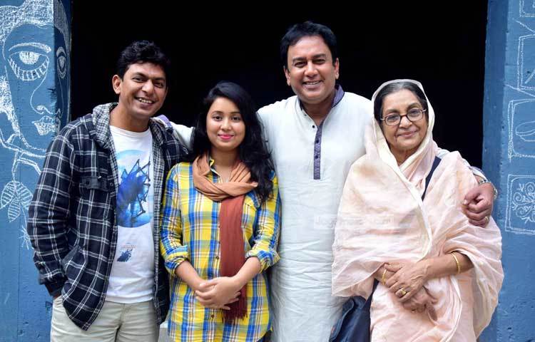 চঞ্চল চৌধুরী জানান, &lsquo;ভিশন ফ্যানের বিজ্ঞাপনে কাজ করতে ভালোই লাগছে। দেশীয় পণ্যের প্রচারে কাজ করার আনন্দ আছে। এখানে অভিনয়ের অনেক প্রিয়মুখ থাকছেন আমার সাথে। আশা করছি বিজ্ঞাপনটিও জনপ্রিয় হবে।&rsquo; আসছে গ্রীষ্মকাল মাথায় রেখেই নির্মাণ করা হচ্ছে এ বিজ্ঞাপনটি। ছবি : মাহবুব আলম