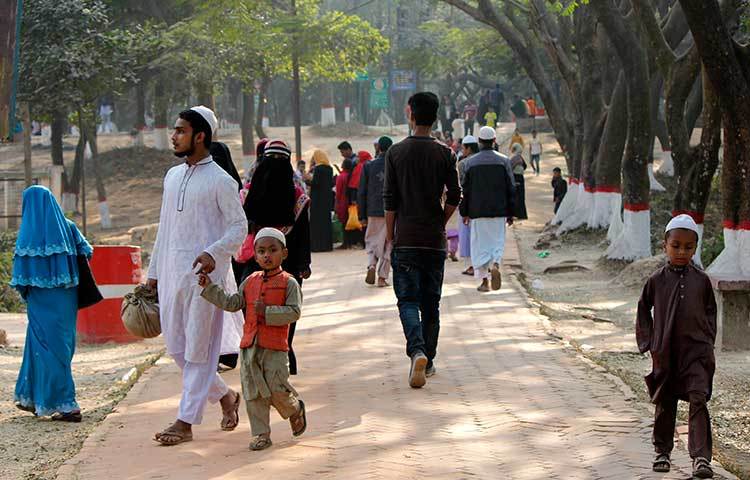 চিড়িয়াখানা নিয়ে মানুষের উৎসাহের যেন কমতি নেই। সৃষ্টির রূপ খোঁজার পিপাসা নিয়েই প্রতিদিন হাজার হাজার মানুষ চিড়িখানায় ভিড় জমান। ছবি : মাহবুব আলম